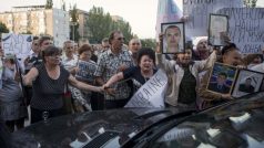 Příznivci proruských separatistů se snaží blokovat auto s účastníky rozhovorů v Doněcku