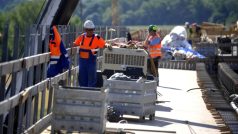 Stavba třetího patra okružní křižovatky v Opatovicích nad Labem je asi v polovině