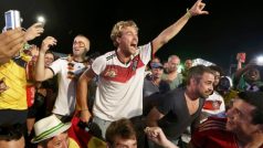 Němečtí fotbaloví fanoušci slavili i na pláži Copacabana