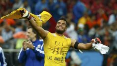 Argentinský brankář Sergio Romero slaví postup do finále MS. K vyřazení Holanďanů přispěl dvěma chycenými penaltami