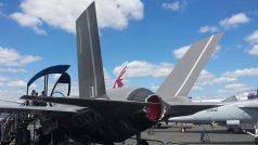 Replika stíhačky F-35 na ploše ve Farnborough