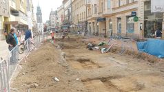 Stavbaře na pardubické třídě Míru vystřídali archeologové, práce ale pokračují