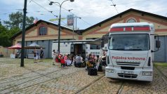 Bibliobus Městské knihovny před vozovnou ve Střešovicích