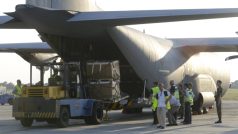 Kanadské letadlo přivezlo do Kyjeva náklad, který obsahoval vybavení pro vojáky jako přilby, ochranné vesty a stany