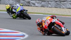 Zleva Ital Valentino Rossi a Marc Márquez ze Španělska při GP v Brně