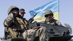 Vojáci ukrajinského dobrovolnického batalionu Azov střeží své pozice u města Mariupol