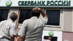 Lidé stojí ve frontě před pobočkou ruské banky Sberbank ve východoukrajinském Doněcku