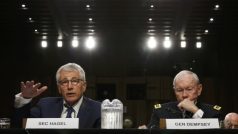 Americký ministr obrany Chuck Hagel a šéf sboru náčelníků štábů Martin Dempsey v Kongresu