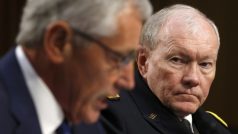 Nejvýše postavený americký generál Martin Dempsey (vpravo) naznačil, že by příslušníci speciálních jednotek mohli při obtížných útocích stanout po boku těch iráckých