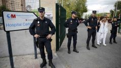 Španělsko, Madrid. Policisté před nemocnicí, kde leží zdravotní sestra nakažená ebolou
