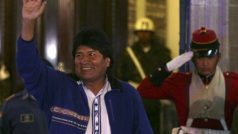 Bolivijský prezident Evo Morales mává svým příznivcům před prezidentským palácem