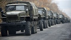 Kolona neoznačených vojenských vozidel u města Snižne v Doněcké oblasti