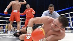 Pulev se snaží vstát, ale po Kličkově tvrdém direktu se jen tak nevzpamatoval