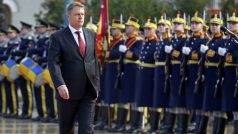 Nový rumunský prezident Klaus Iohannis na inauguračním ceremoniálu u prezidentského paláce v Bukurešti