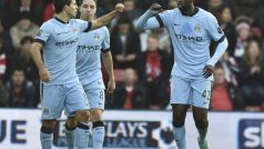 Yaya Touré (VPRAVO) se spoluhráčí z Manchester City