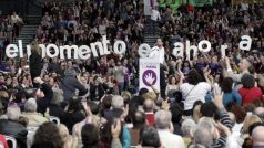 Lídr levicové strany Podemos Pablo Iglesias promlouvá k příznivcům strany ve Valencii