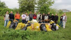 Úklid v rámci loňského projektu Ukliďme Česko 2014