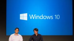 Terry Myerson a Joe Belfiore z Microsoftu představují Windows 10 (30. září 2014). Ilustrační foto