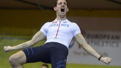 Renaud Lavillenie vládne skokanům o tyči, světový rekord ale v Praze nepřekonal