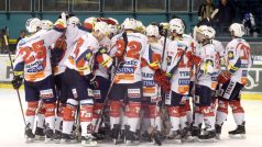 Pardubičtí hráči se radují z vítězství 6:3 nad Vítkovicemi v předkole play-off hokejové extraligy