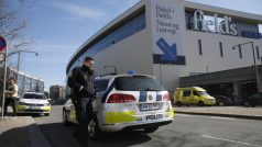 Policie před nákupním centrem v Kodani, na jehož parkovišti se střílelo