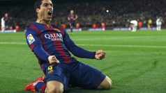 Na kolenou, ale šťastný. Luis Suárez se raduje ze svého gólu