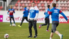 Trenér Pavel Vrba dohlíží na přípravu týmu před kvalifikačním zápasem s Lotyšskem