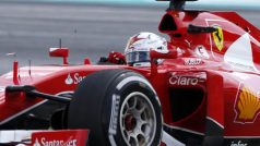 Sebastian Vettel slaví první vítězství v rudých barvách vozu Ferrari