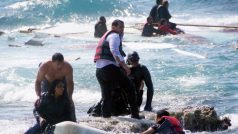 U řeckého ostrova Rhodos loď lodi s ilegálními imigranty narazila na skálu. Také zde se několik lidí utopilo