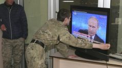 Proruští povstalci sledují Putinovo vystoupení v televizi (ilustrační foto)