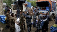 Rozdělování humanitární pomoci v oblastech, které poničilo zemětřesení