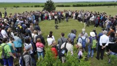 Hromadné vyhnání Němců z Brna si v Pohořelicích na místě někdejšího provizorního tábora a pohřebiště připomněly asi tři stovky lidí