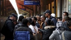Italská policie kontroluje jízdenky a doklady skupiny uprchlíků na nádraží v Brenneru na italsko-rakouské hranici