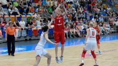 Jana Veselá (v červeném) patří mezi nejzkušenější basketbalistky v českém týmu