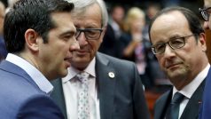 Řecký premiér Alexis Tsipras (vlevo), předseda Evropské komise Jean-Claude Juncker (uprostřed) a francouzský prezident François Hollande spolu mluví před jednáním lídrů zemí eurozóny, které se koná v Bruselu