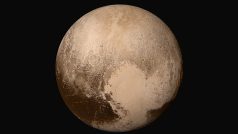 Trpasličí planeta Pluto ve skutečných barvách. Složená mozaika ze čtyř snímků sondy New Horizons