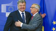 Ukrajinského prezidenta Petra Porošenka uvítal v Bruselu Jean-Claude Juncker