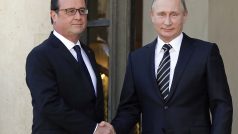 Francouzský prezident François Hollande a ruský prezident Vladimir Putin před jednáním v Paříži