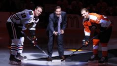 Finský hokejista Kimmo Timonen (uprostřed) se na ledě Philadelphie rozloučil s kariérou