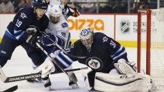 Ondřej Pavelec úspěšnými zákroky dotáhl Winnipeg Jets k vítězství 4:1 nad Vancouverem