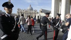 Italské bezpečnostní složky kontrolují lidi na Svatopetrském náměstí ve Vatikánu