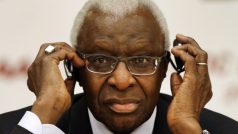 Lamine Diack, bývalý šéf světové atletiky, má být obviněn z braní úplatků