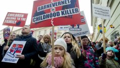 Lidé v Praze protestují proti postupu norské sociální služby Barnevernet