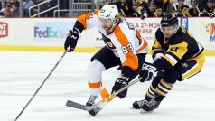 Jakub Voráček (vlevo) v zápase Philadelphie s Pittsburghem