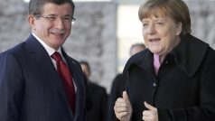 Turecký premiér Ahmet Davutoglu jednal v Berlíně s německou kancléřkou Angelou Merkelovou