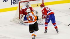 Český hokejista Jakub Voráček střílí gól v prodloužení na ledě lídra NHL Washingtonu