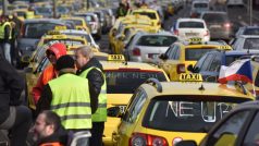 Pražští taxikáři blokují magistrálu, kvůli cenám i &#039;nelegální konkurenci&#039;