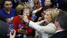 Hillary Clintonová se fotí se svými příznivci po vítězství v demokratických primárkách Jižní Karolíně
