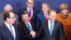 Turecký premiér Ahmet Davutoglu s představiteli Evropské unie na summitu EU a Turecka v Bruselu