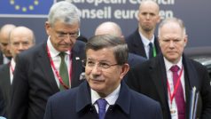 Turecký premiér Ahmet Davutoglu při příjezdu na summit